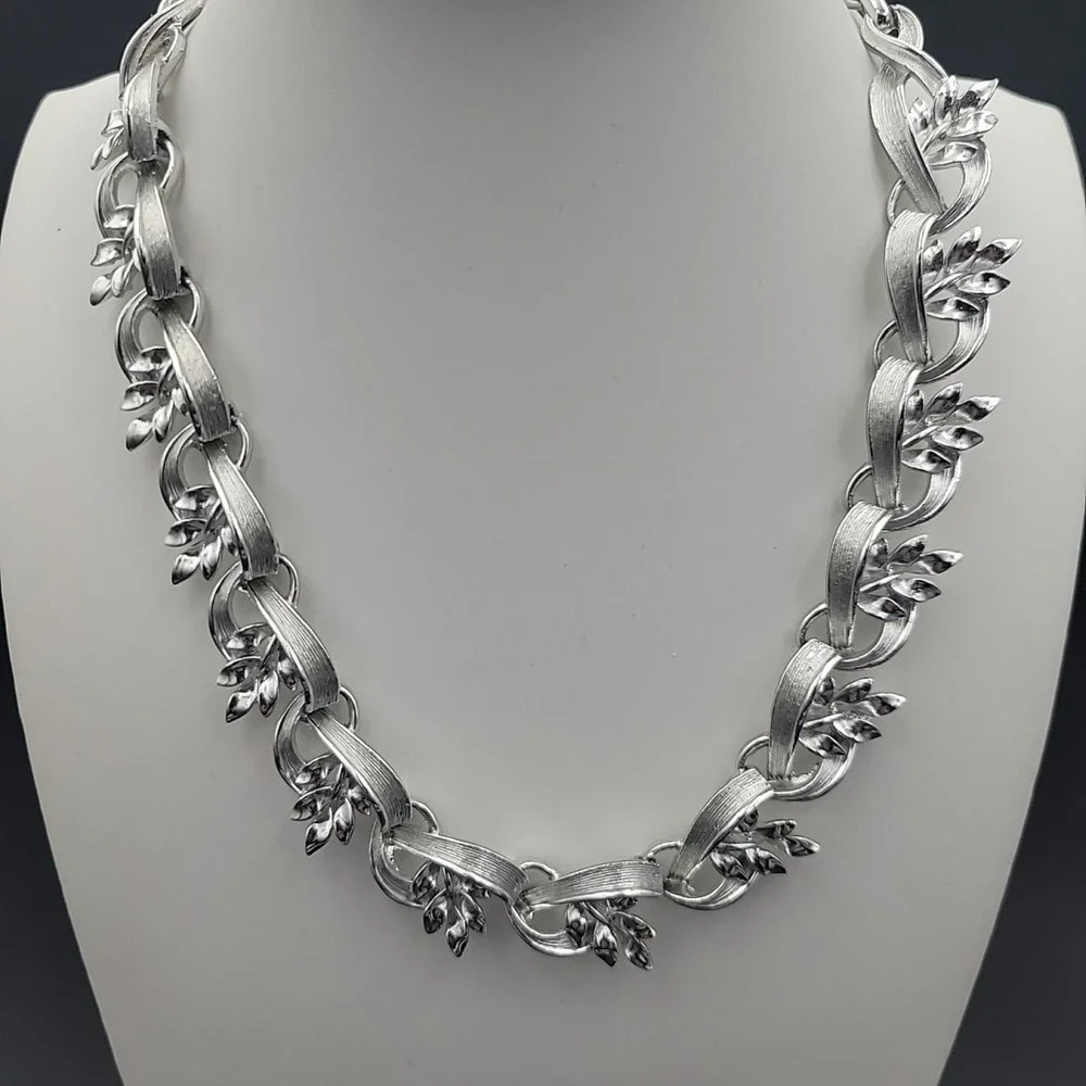 Vintage Lisner Silver Tone Leaf Choker Necklace 16 Inch Adjustable Cottagecore